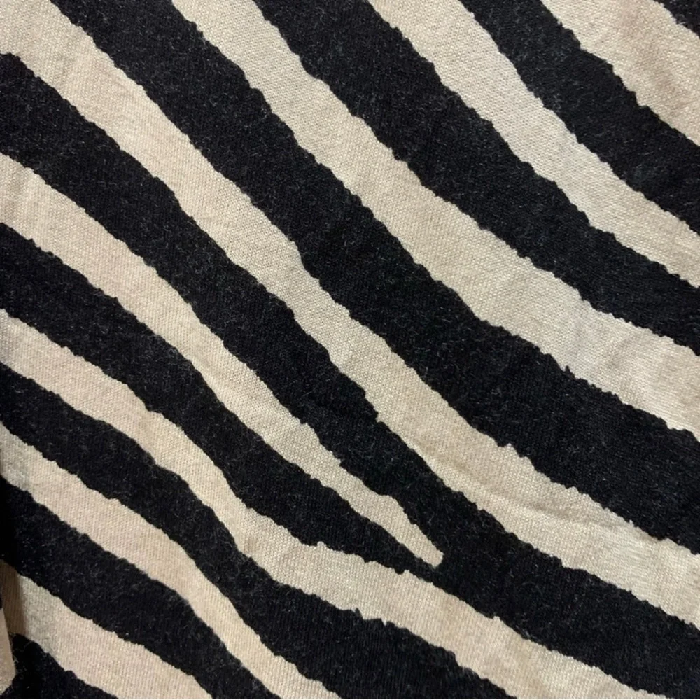 H&M top Short Sleeve Top Zebra print top Size
UK M Black and Beige stripes - Picture 3 of 5